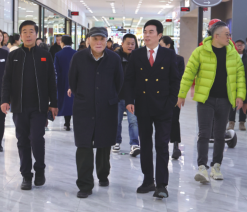 波司登品牌董事局主席高德康莅临Z6尊龙卖场考察 集团曹和平董事长陪同